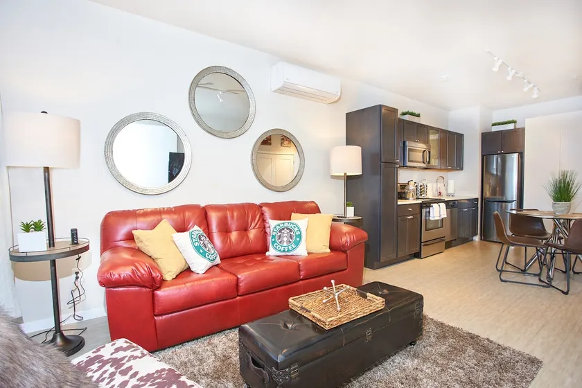 Modern 1 Bed Fast WiFi Parking W/D Desk - Image 1