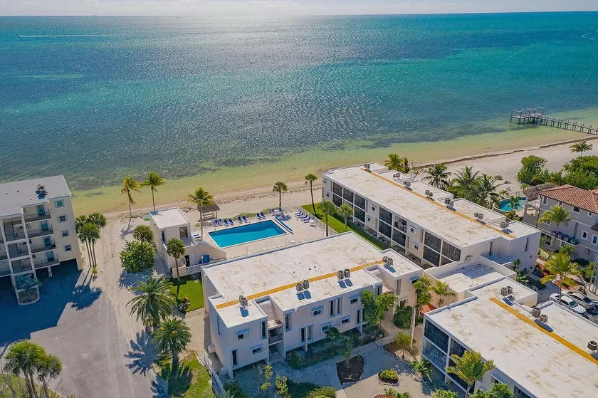 Beachfront Condo on Coco Plum Beach - Image 1