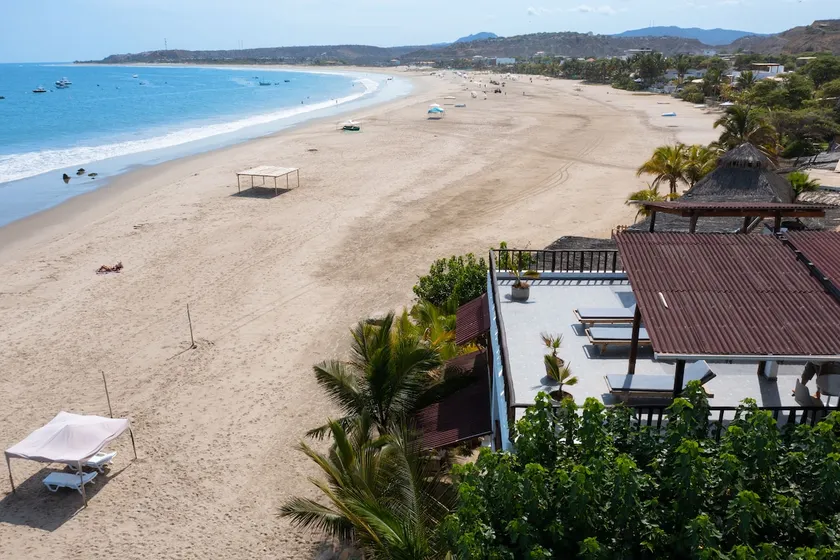 Unique beach house with breathtaking views - Image 1