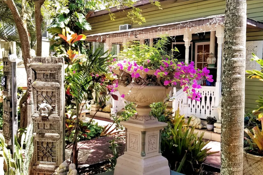 Petite Loft Apartment Just 5 Min Walk to Ocean - Image 1