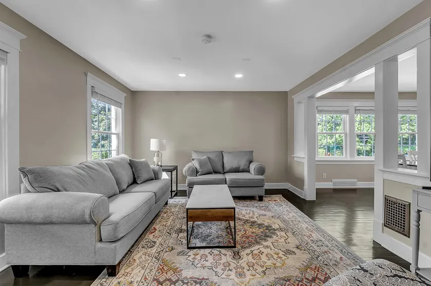 Light-filled Parkside lower unit in Buffalo - Image 1