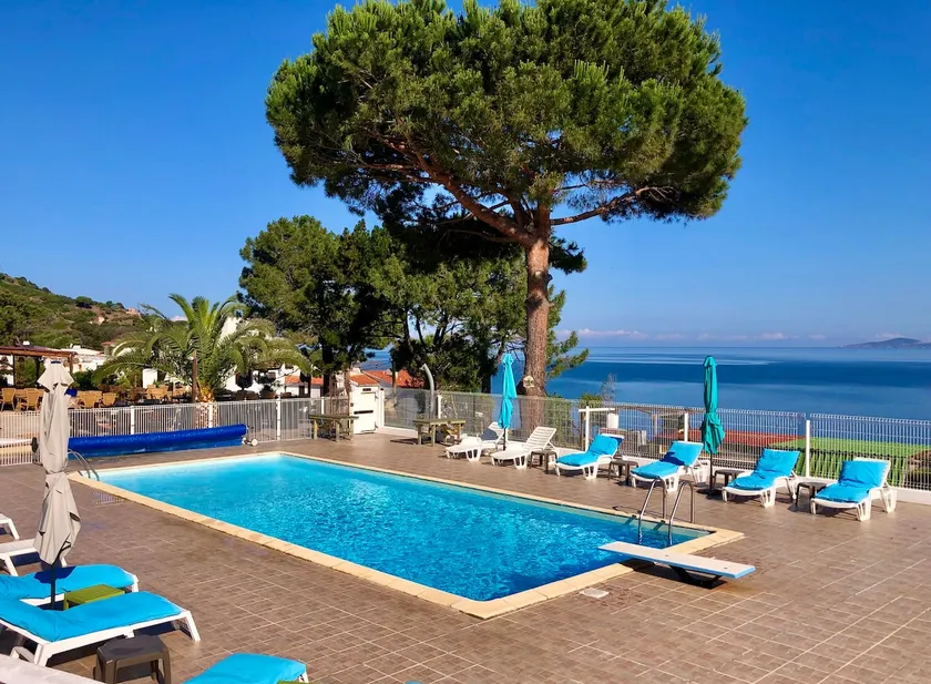 Beachfront apartment - Image 1