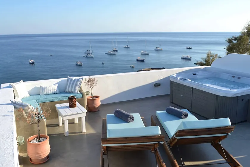 Comfort Dome Suite with Heated Jacuzzi & Sea View - Image 1