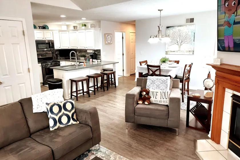 Manteno Luxury Comfy Cozy home with- 2 king beds! - Image 1