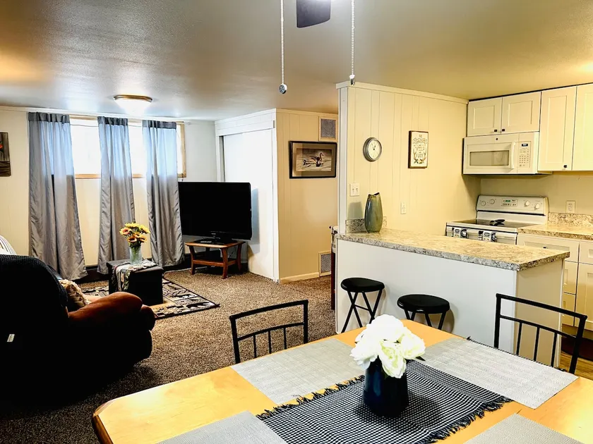Cozy & Convenient Midtown Hideaway - Image 1