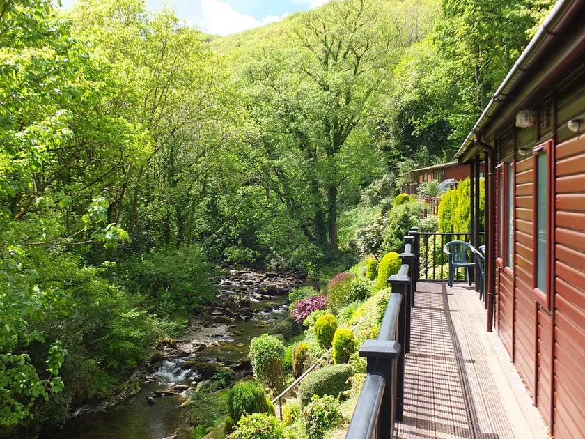 Stunning 3 bedroom lodge overlooking the West Lyn River. - Image 1