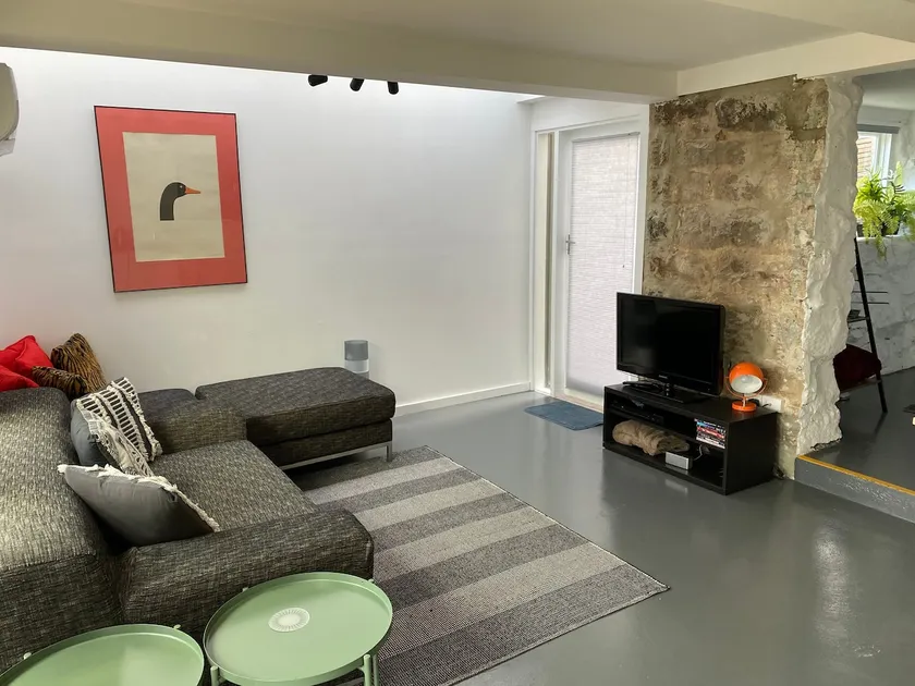 \"The Cave\" West Hobart: eco friendly apartment 🌈 🌱 🏳️‍⚧️ - Image 1