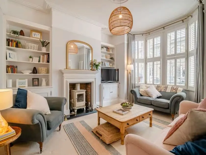 Luxury Coastal Retreat | Steps to Sea | Sleeps 10 | Walk to Pier & Cafes - Image 1