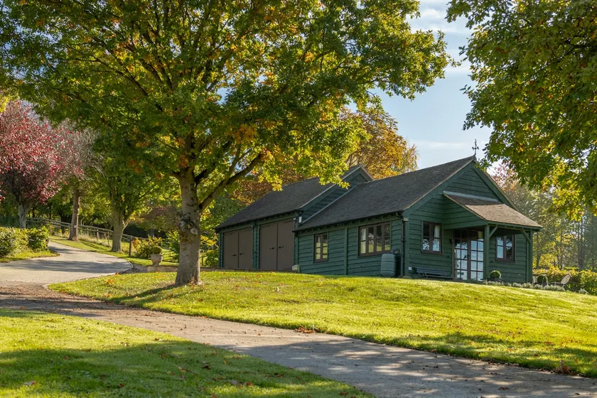Beautiful Cottage With Stunning Views in Box - Image 1