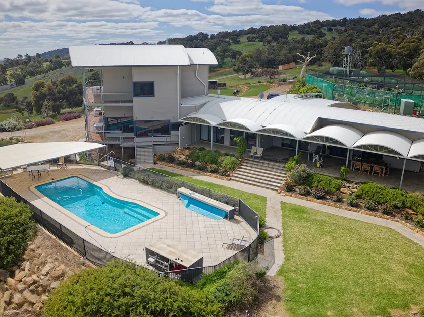 Three Bedroom House Merino Manor - Image 1