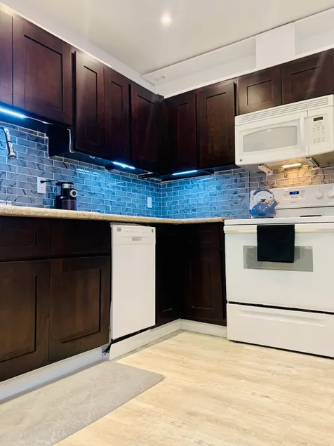 Private, stylish, clean detached studio - Image 1