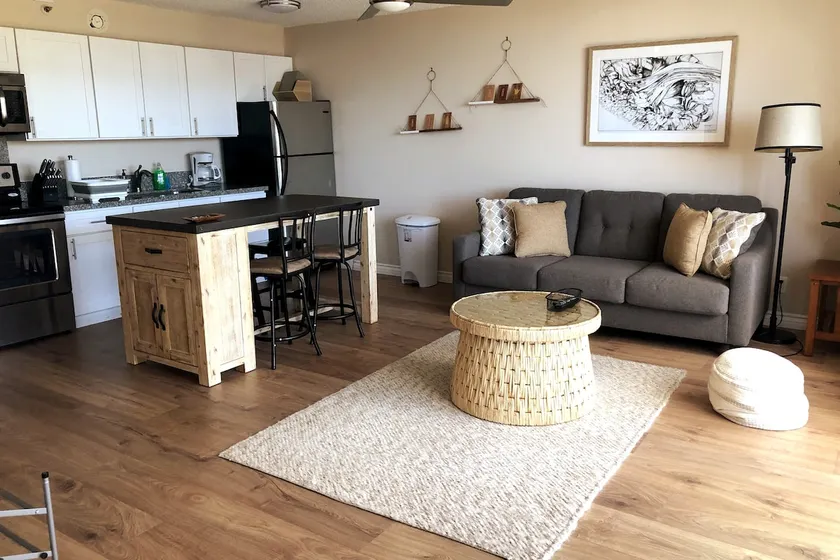High Fl 1BR Waikiki Banyan includes Parking + WiFi - Image 1