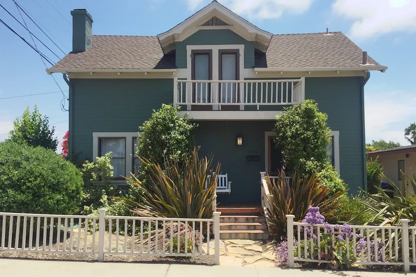 Family-Friendly, 3 BR Charming Home - Image 1