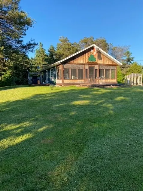 2 bedroom cottage. 1 minute to beach. Very private - Image 1