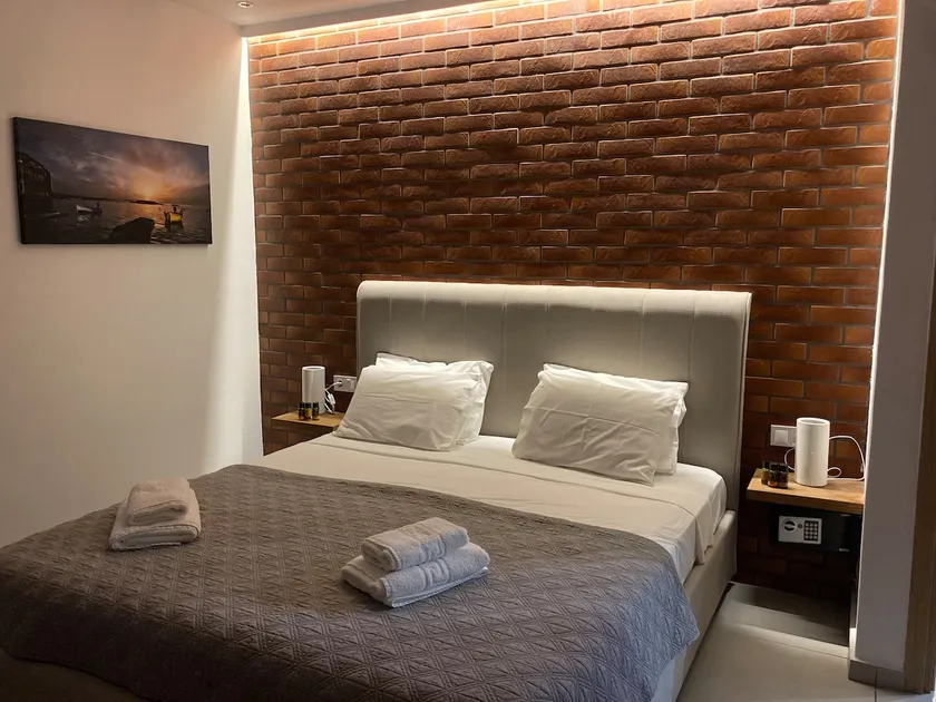 Evis House - Image 1