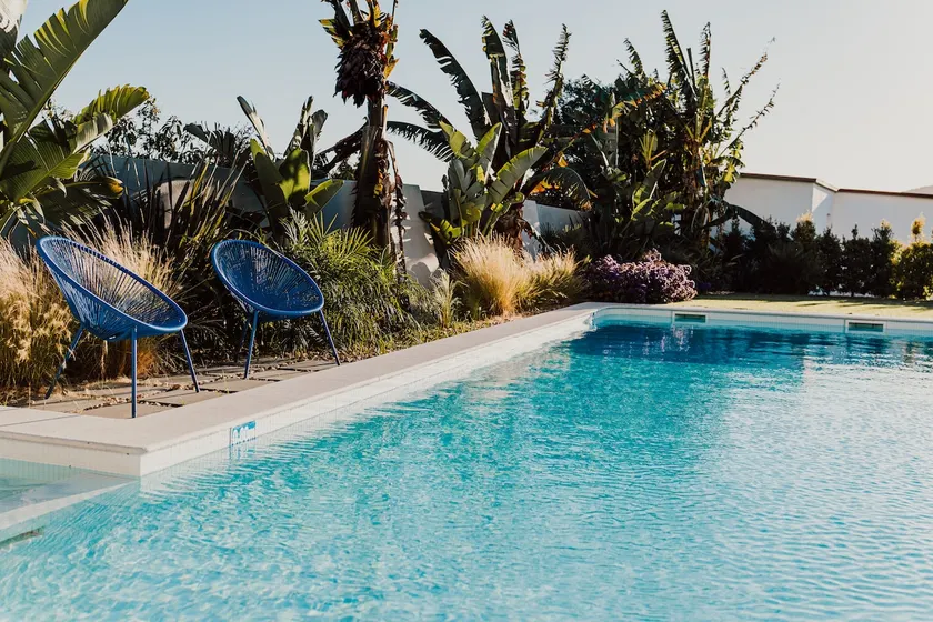Chambre privée avec jardin, terrasse et piscine | Vue jardin - Image 1