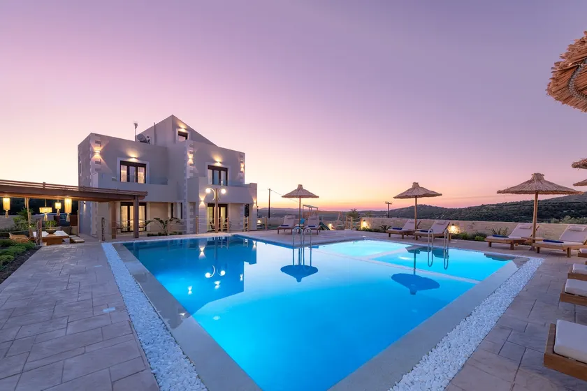 Ivoni Villa, Spacious Family Retreat, Pool & Play - Image 1
