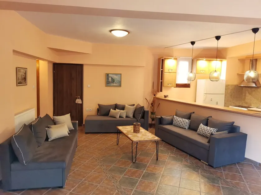Christie's ground floor apartment by the sea - Image 1