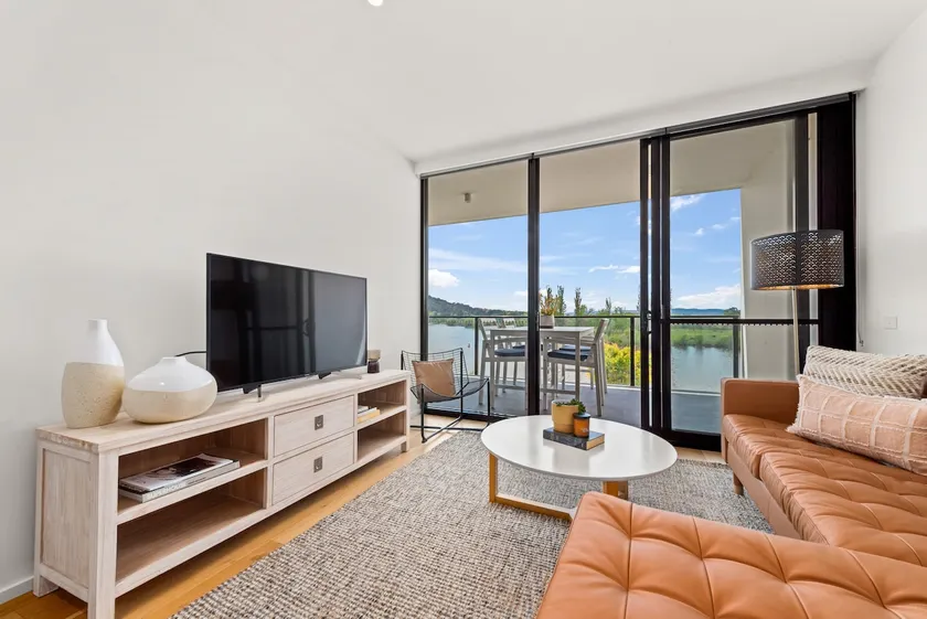 Luxurious Waterfront Unit with Breathtaking Views - Hosted by Canstay - Image 1