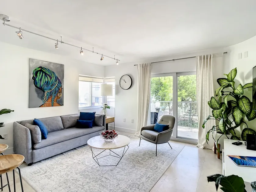 ⛱⛱ 5 Min Walk to Beach 2BED 2BATH Balcony+Parking⛱ - Image 1