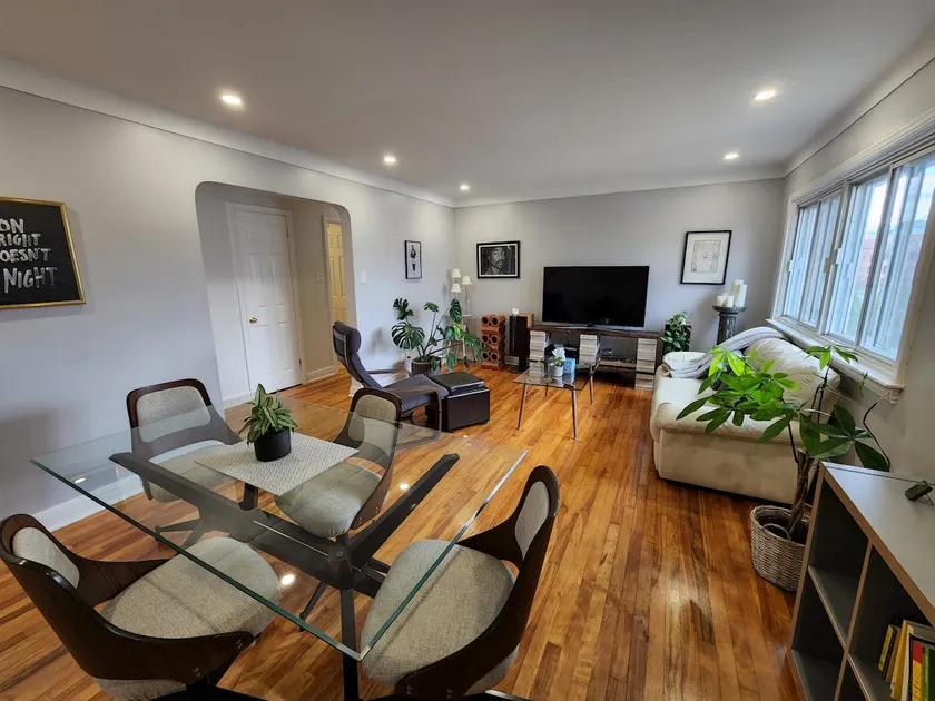 Spacious 1 BR w/ free parking & private patio - Image 1