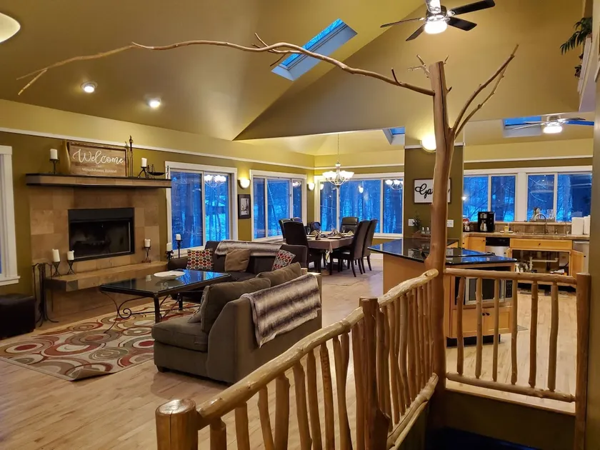 Woodshores Retreat - cozy retreat, hot tub, Lk MI - Image 1