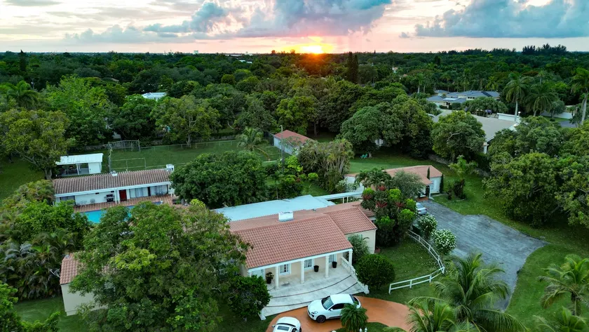 South Miami Gem-Cozy Oasis, 5 Min to Dadeland Mall - Image 1