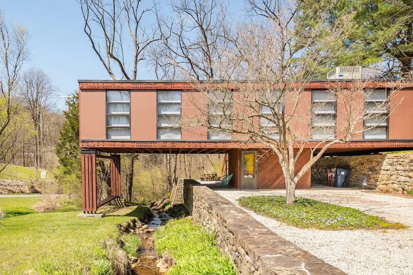 Mid Century Modern Getaway with outdoor Hot Tub - Image 1