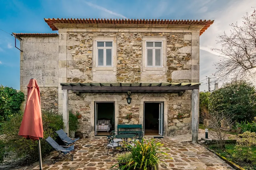 The Arches House surrounded by nature - Image 1