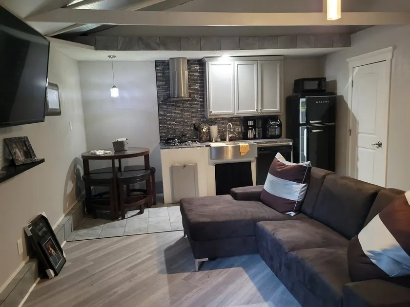 Modern 1 bed, 1 bath - Image 1