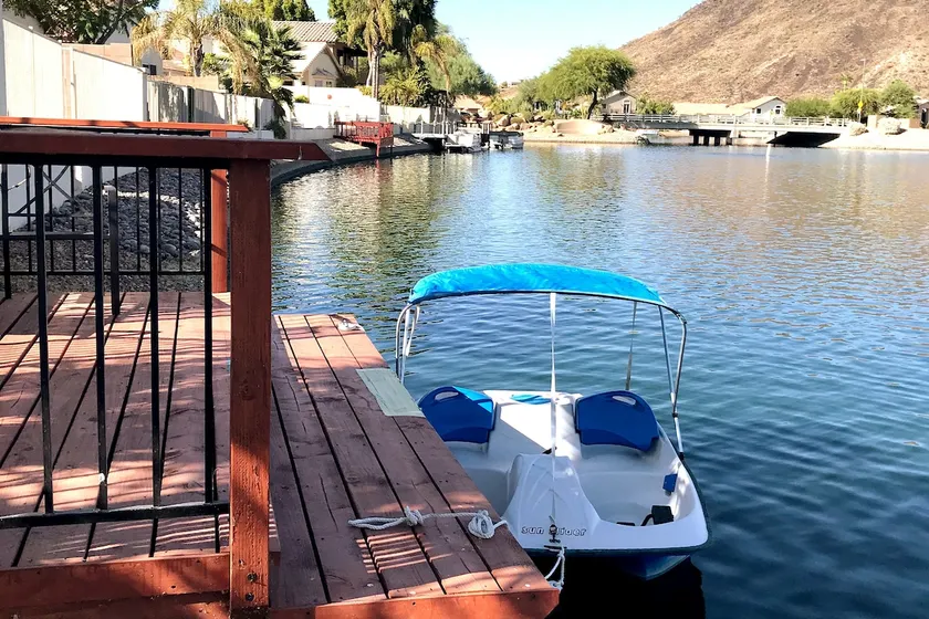Lake House! Paddleboat, kayaks, fire pit, bikes, fish! fountain&mountain views! - Image 1