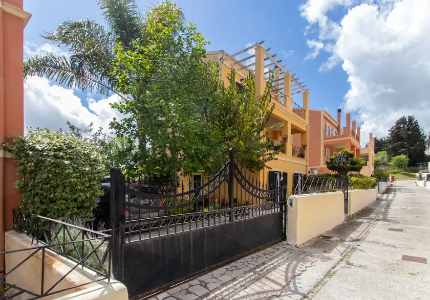 SOPHIE'S GARDEN APARTMENT - Image 1