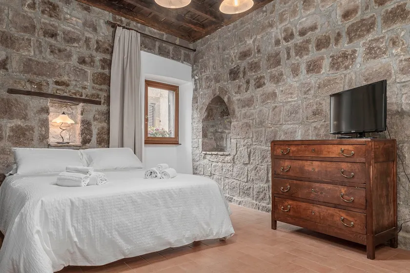 Medieval House built in 1200 in the centre! FREE private parking - Image 1