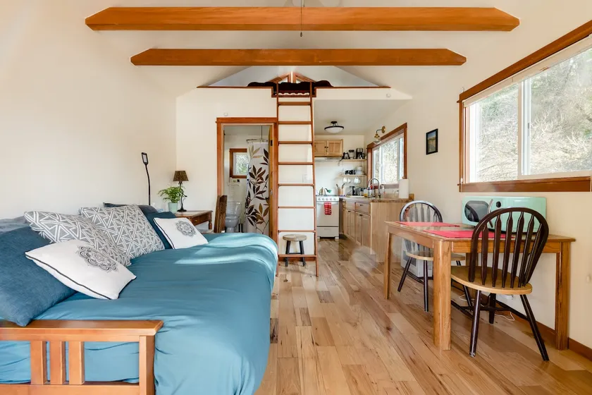 Ulee’s Gold: Cozy Cottage + Loft + Pet-Friendly - Image 1