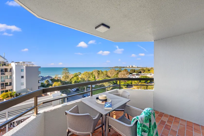Private Queen apartment overlooking Beach - Image 1