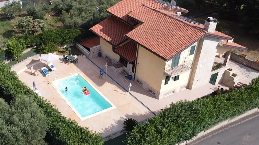 Villa with pool - Image 1