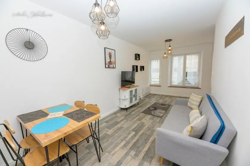 Bright, spacious apartment - Image 1