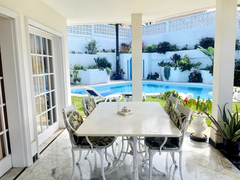 Luxury apartment in villa - Image 1