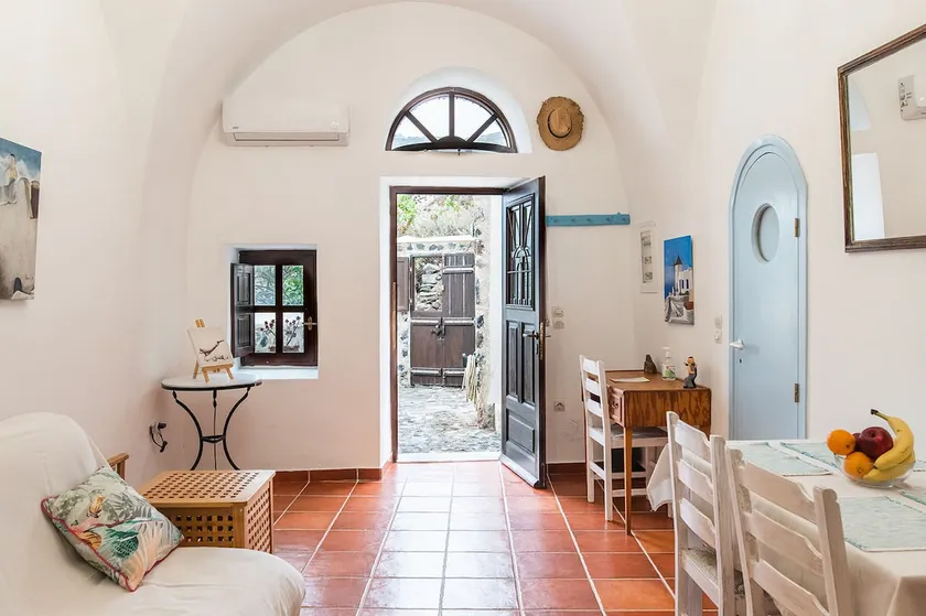 Tony & Erato Cavehouse - Image 1