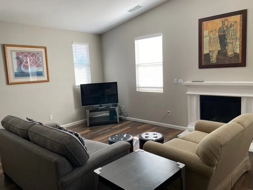 Spacious 3BD/2BA, ideal for families! - Image 1