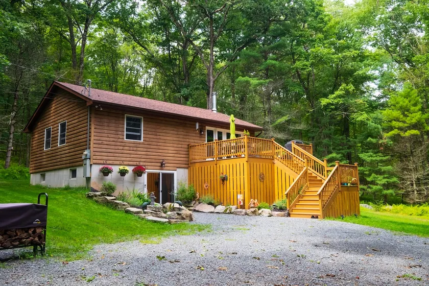 Fern Hill Lodge: Quiet Spring Escape on 20 Acres - Image 1