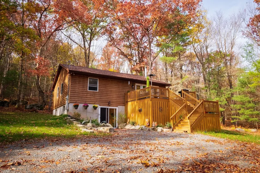 The Fern Hill Lodge: Cozy and Serene Getaway on 20 Private Acres - Image 1
