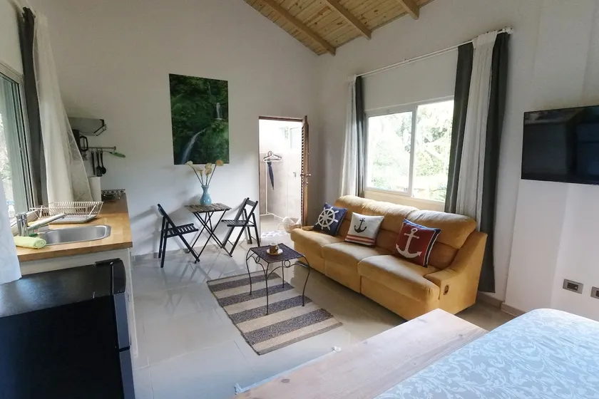 Fully equipped studio steps away from beaches - Image 1