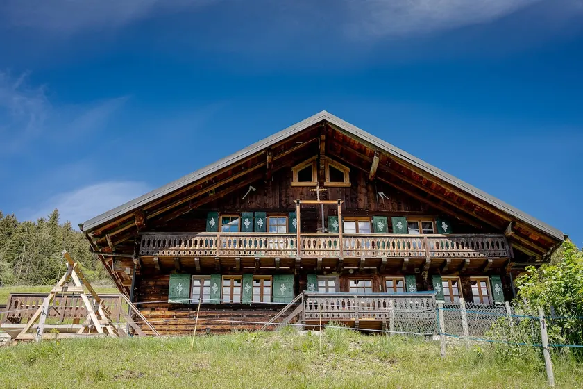 Large cottage with fantastic setting - Image 1