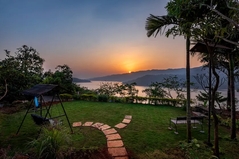 CosmicStays Countryside Panorama-Lakeview Bungalow - Image 1