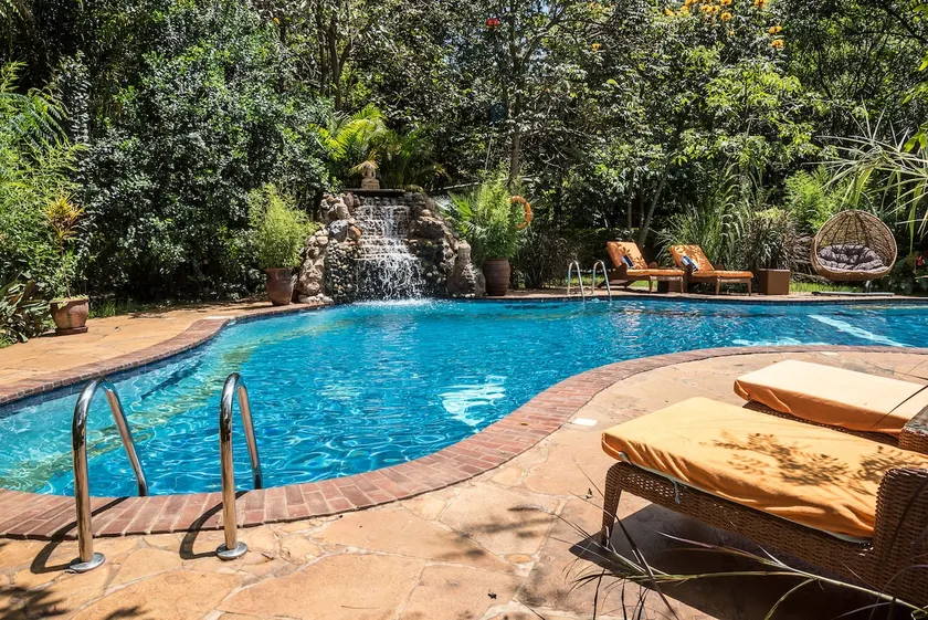 Poolside 2BR, heated pool, pickleball, fireplace - Image 1