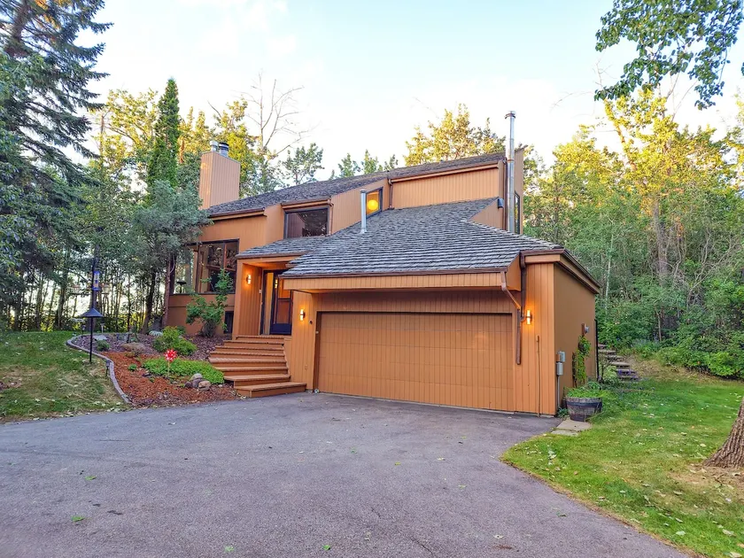 Beautiful House on Naturally Treed 3 acres lot - Image 1
