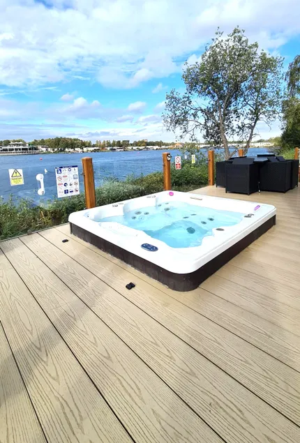 Lakeside Indulgent lodge 8 berth, Hottub & ramp - Image 1