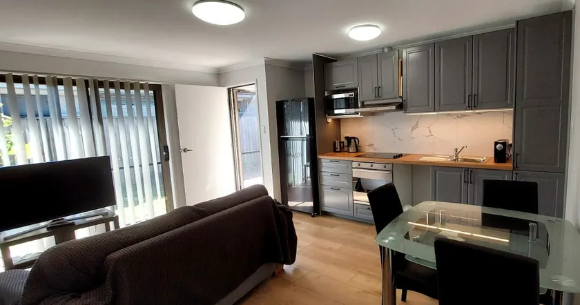 Qn bed, granny flat, proximity Sandstone Pt Hotel - Image 1