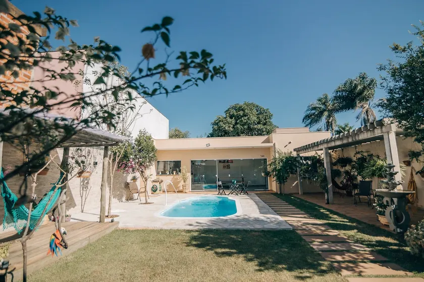 House with lots of green area, barbecue area and swimming pool - Image 1